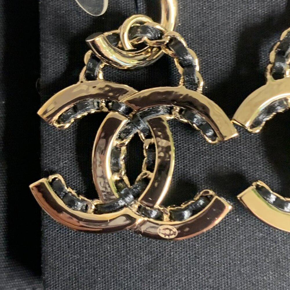 Chanel CC Black leather Chain CC Logo Dangle Earrings B22 P - Picture 6 of 7